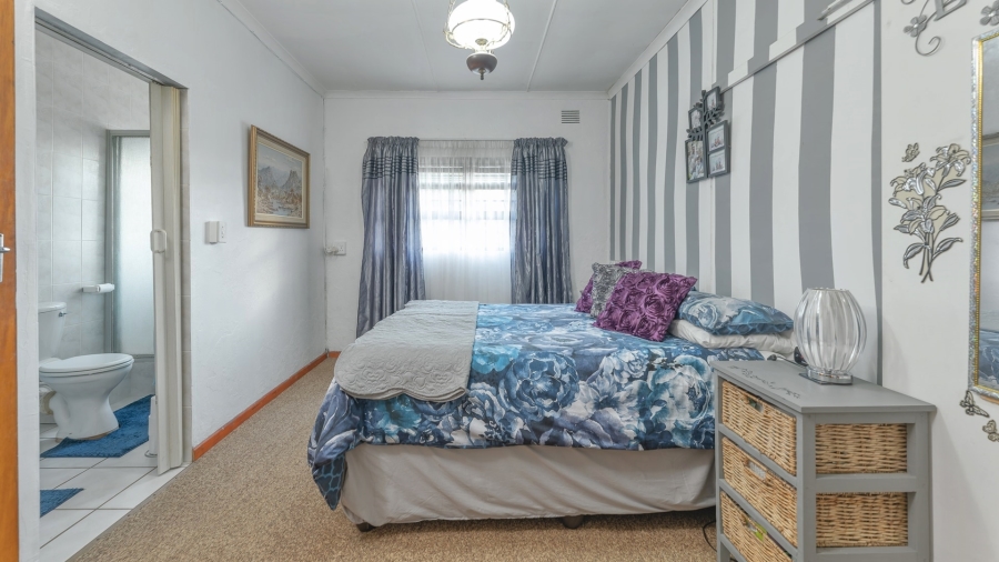 4 Bedroom Property for Sale in Struisbaai Western Cape